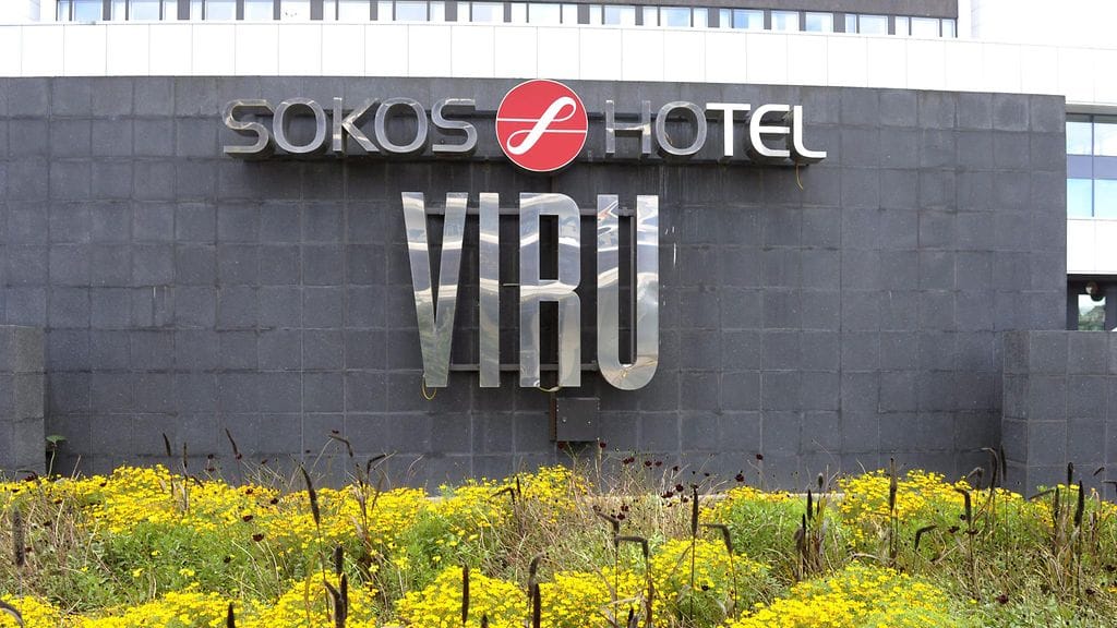 Viru-hotelli on suomalaisturistien suosiossa. Nyt työntekijät vetoavat hotellivieraisiin työolojensa parantamiseksi.