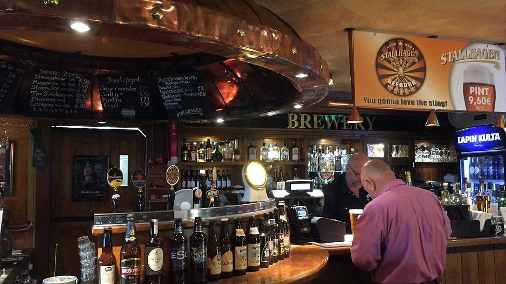 Helsinki-Vantaan lentokentän The Oak Barrel -pubin valikoimaa sisätiloista.