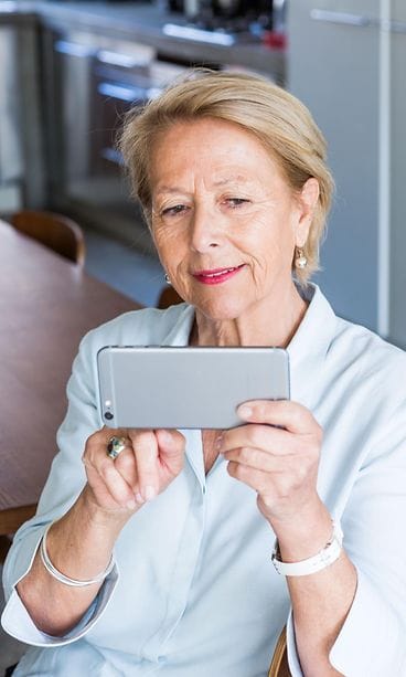 seniori_nainen_älypuhelin