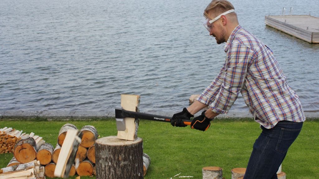 Hannu Käki näyttää, kuinka kunnon kirveellä halkeaa tuorekin puu.