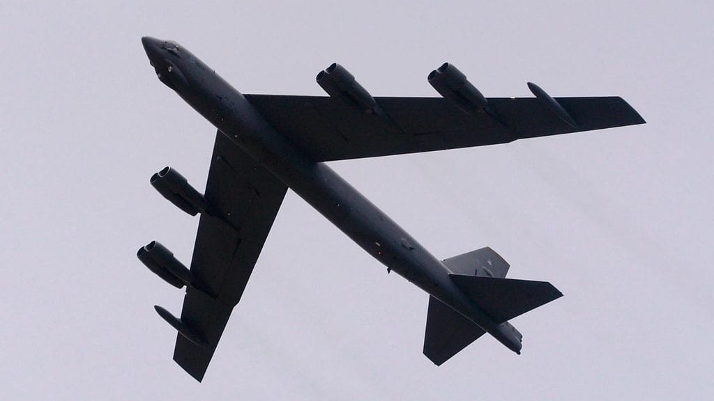 Yhdysvaltain ilmavoimien B-52-pommikone. Kuvituskuva.