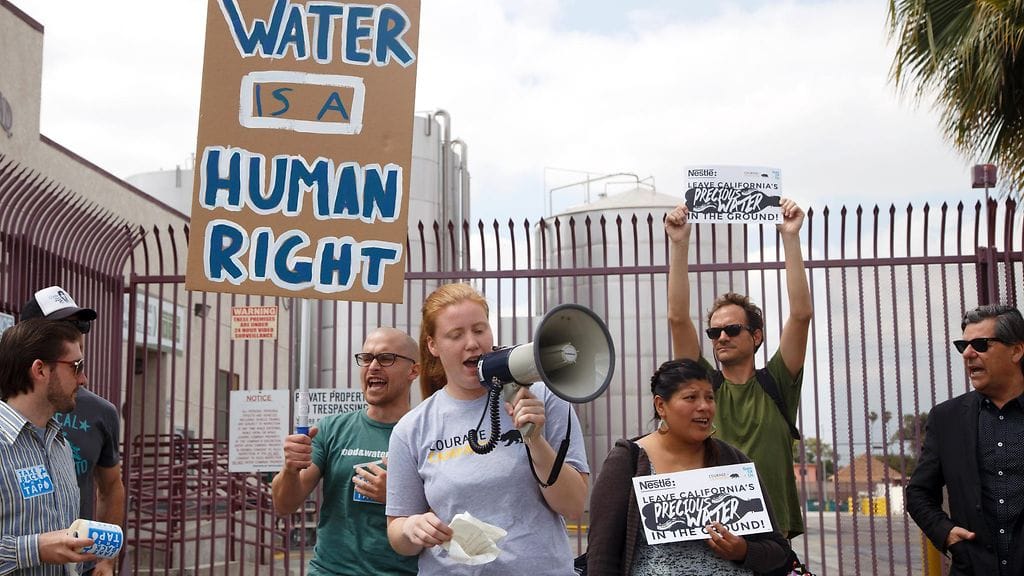 Aktivistit osoittivat mieltä Los Angelesissa Nestleä vastaan 20. toukokuuta 2015.