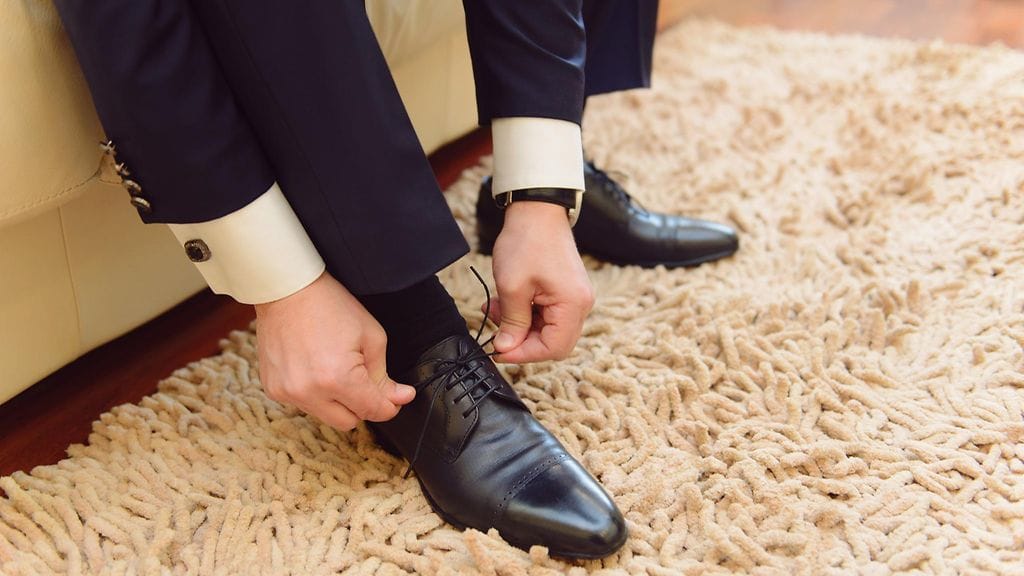 Mustat, sileäpohjaiset nauhakengät ovat tyylikäs valinta. Kuvituskuva.