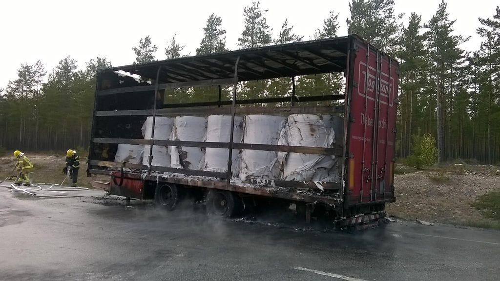 Liikenne onnettomuuspaikalla avattiin iltayhdeksän aikoihin. (Kuva: Länsi-Uudenmaan pelastuslaitos)
