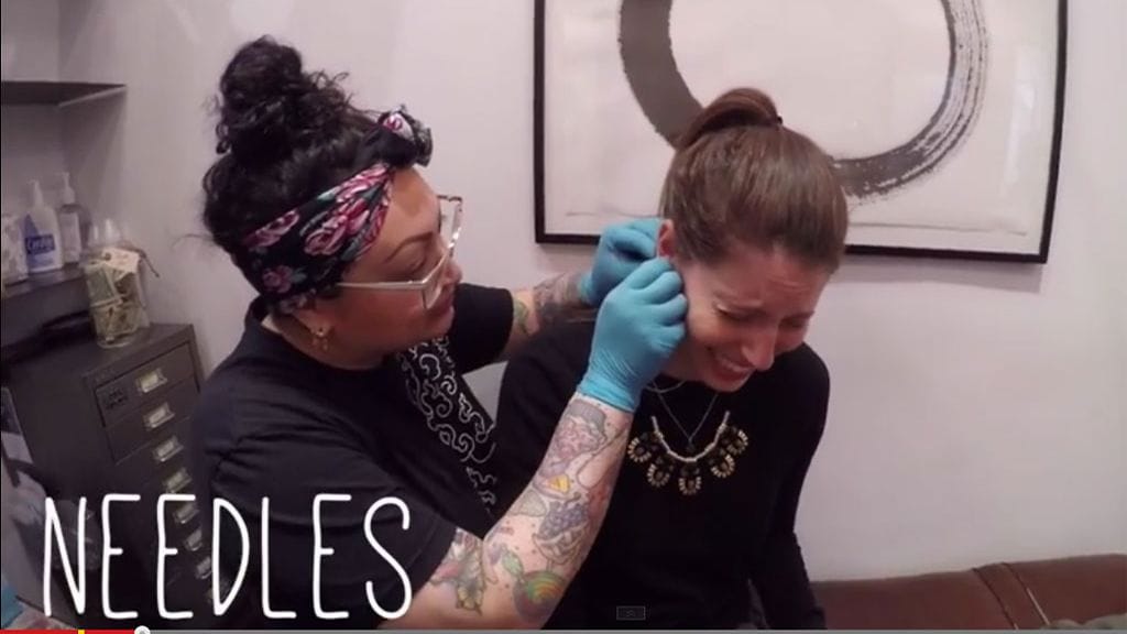 Neulapelkoinen Michelle hankki lävistykset korviin.