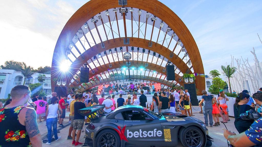 Osallistumismaksu Gumballiin on useita kymmeniä tuhansia per auto. Kyse ei siis ole mistään edulisesta ajelusta.