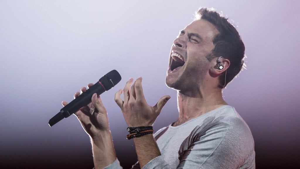 Måns Zelmerlöw hurmaa Euroviisulavalla peruspaidassa.