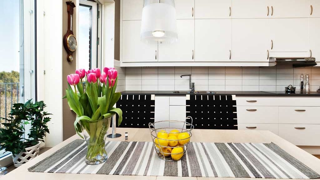 Kukat tuovat asuntoon väriä ja raikasta tuoksua.