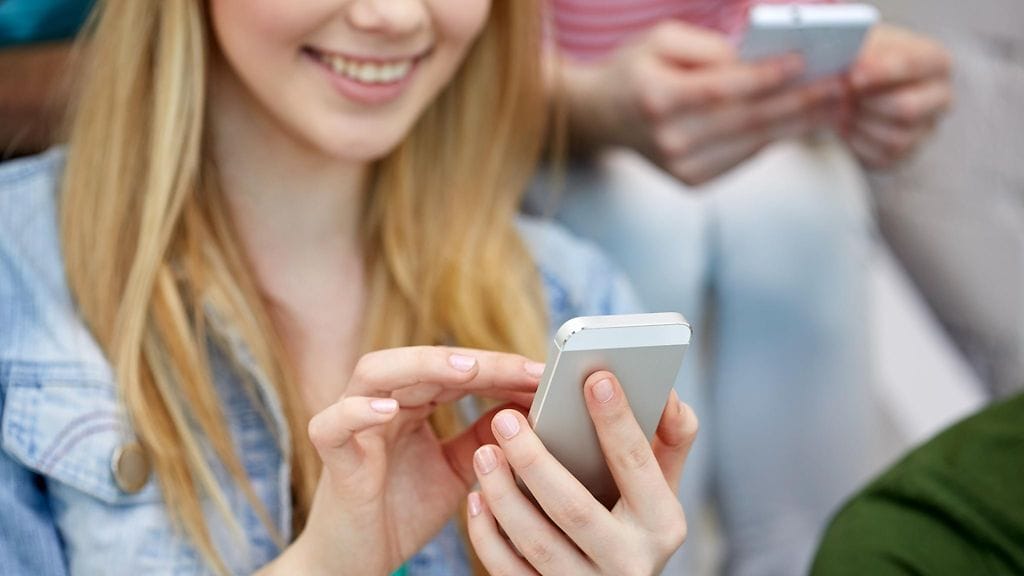 Liiallinen somen käyttö vähentää onnellisuudentunnetta.