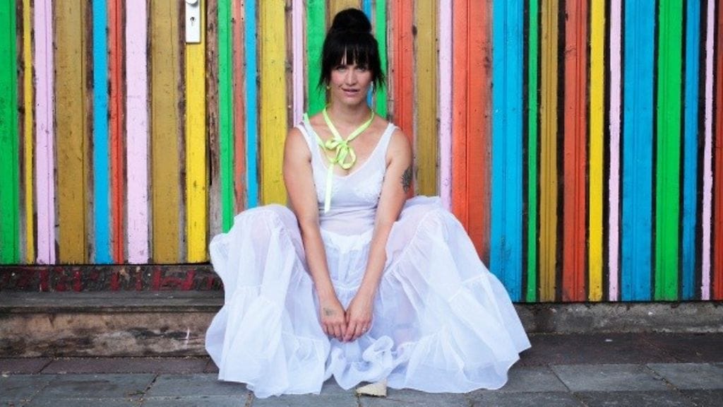 Maija Vilkkumaa poseeraa uusissa promokuvissaan värikkäissä maisemissa.