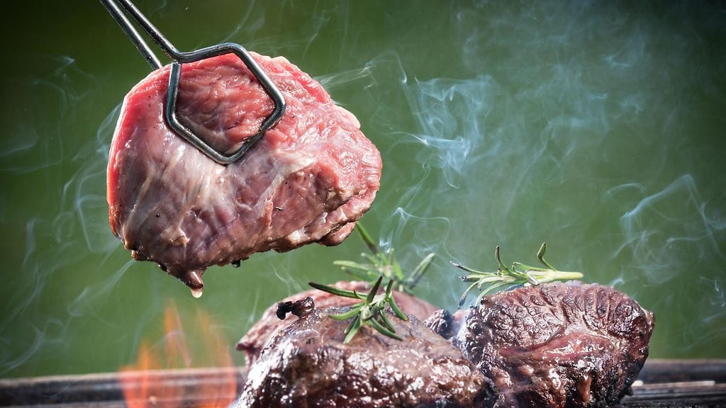 Grillilihan voi hyvin maustaa vasta grillaamisen jälkeen.