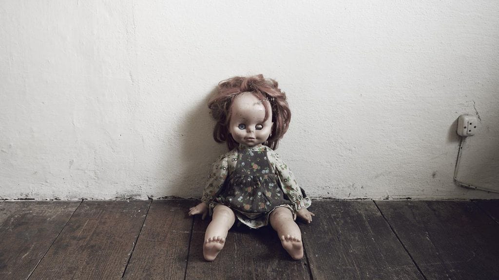 Surullinen, rikkinäinen lelu