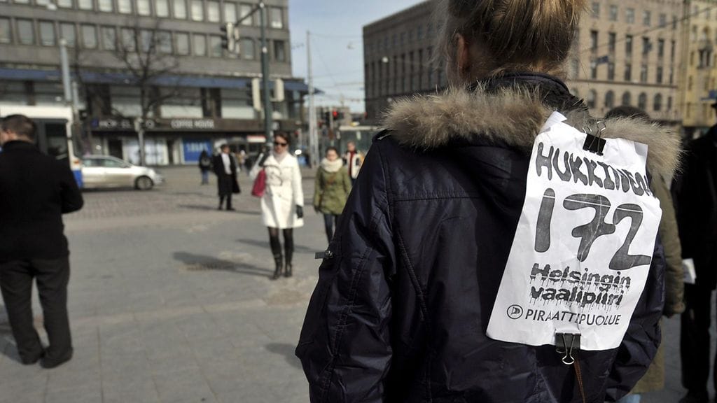 Vaalikampanjointia piraattipuolueen vaalimökillä Helsingissä keväällä 2011.