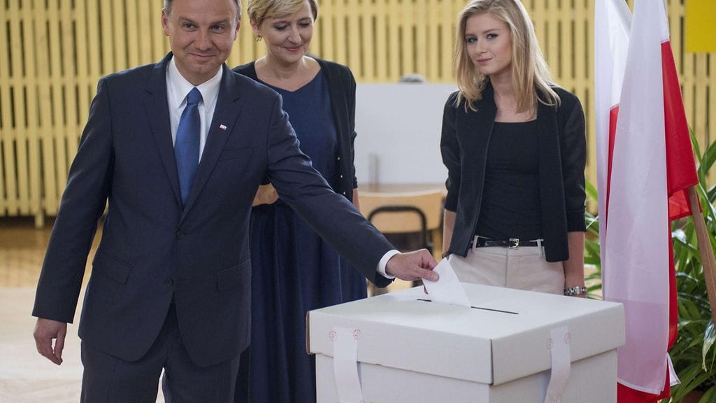 Konservatiivien Andrzej Duda on voittamassa ovensuukyselyiden mukaan päihittämässä istuvan presidentin Bronislaw Komorowskin.