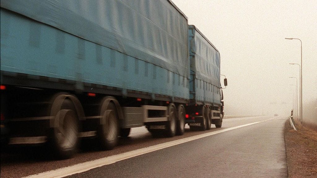 Valtatie 4:n turvattomuutta lisää sen raskas liikenne.