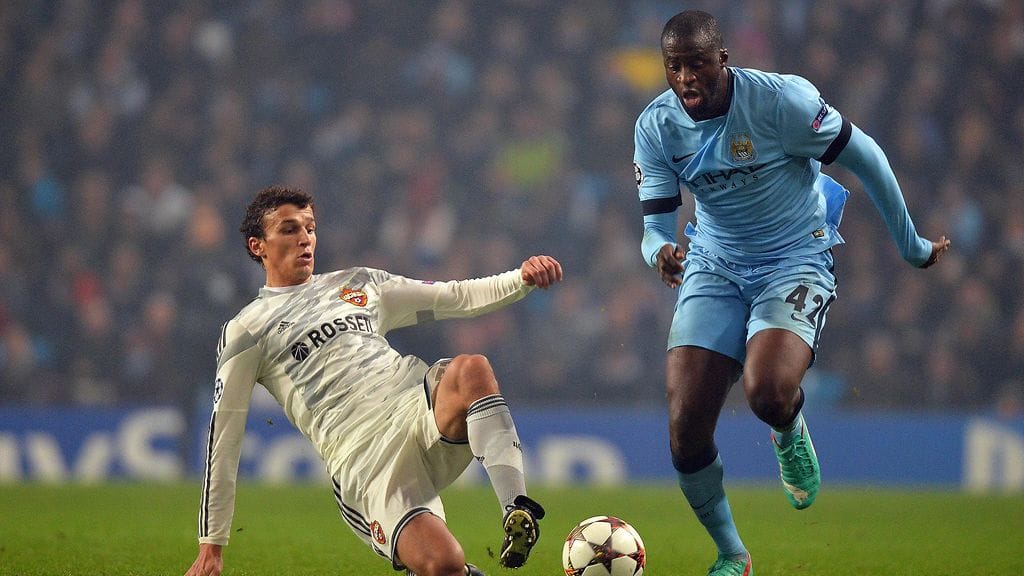 Roman Eremenko taistelussa Manchester Cityn Yaya Touren kanssa.