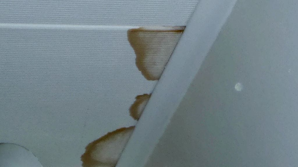 Kosteusjälki sisäkatossa (vaatehuone)