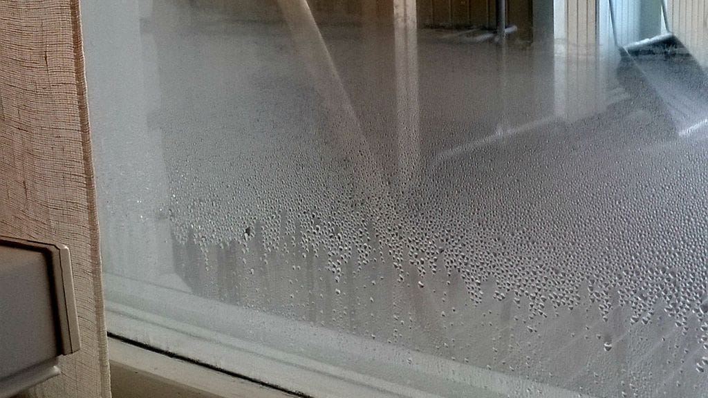 Huuruinen ikkunalasin sisäpinta