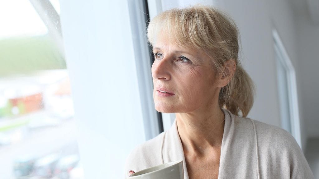 nainen_seniori_pohtiva