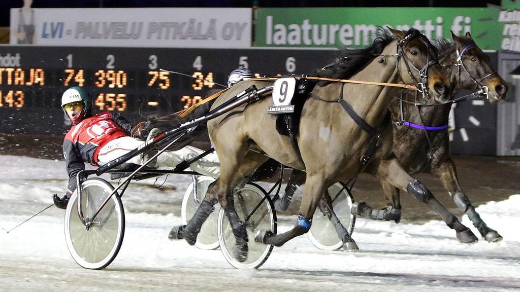 Santtu Raitala ohjasti Kuopiossa tauolta palanneen Rouva Kaasun niukkaan voittoon. Kuvituskuva.