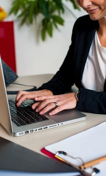 Nainen töissä tietokoneella