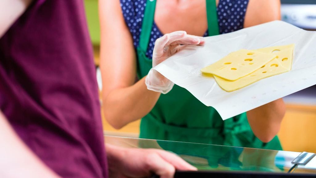 Nainen töissä kaupassa