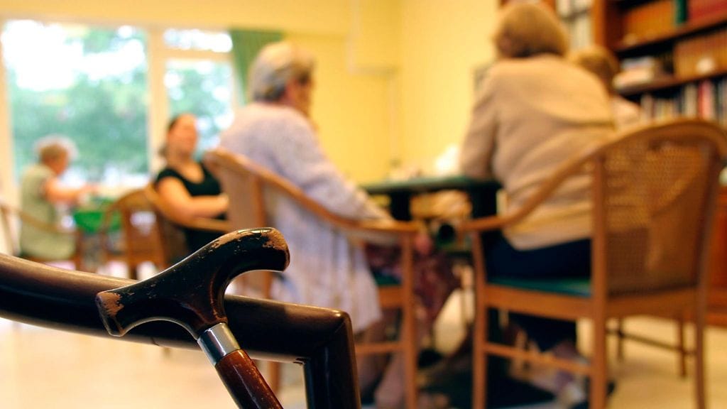 Oman vanhemman kotiavun tarve tai hoitokotiin muutto voi olla vaikea aihe perheessä. Kuvituskuva.