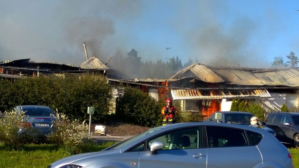 Lukijan kuva. Päivystävän palopäällikön Jorma Alhon mukaan palon jälkisammutustyöt ovat käynnissä.