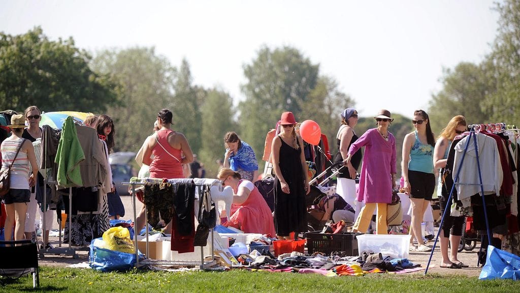 Valtakunnallisen Siivouspäivän kirpputori jJärvenpäässä 24. toukokuuta 2014. Siivouspäivää on vietetty sankoin joukon vuodesta 2012 lähtien.