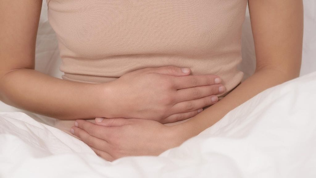 Naisella on vatsakipuja (1)