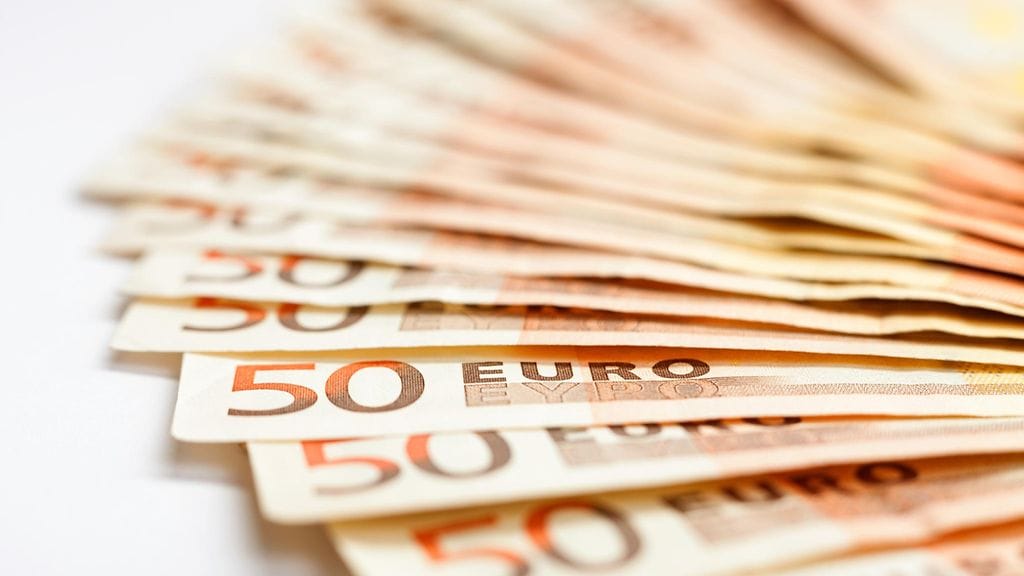 Poliisiksi esittäytynyt mies oli soittanut pariskunnalle ja kertonut, että poliisi epäilee pariskunnalla olevan väärennettyjä 50 euron seteleitä. Kuvituskuva.