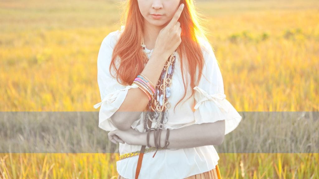 Ahdistus-kuvituskuva, nainen ja harmaa viiva (3)