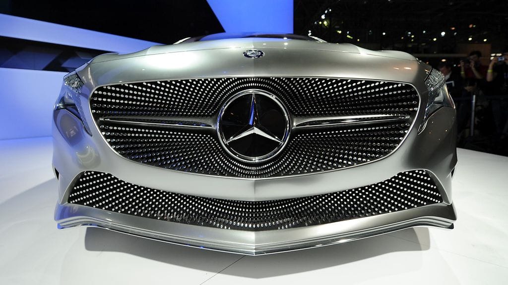 Mercedes-Benz aikoo asettaa robottiautojensa matkustajat etusijalle onnettomuuden uhatessa.