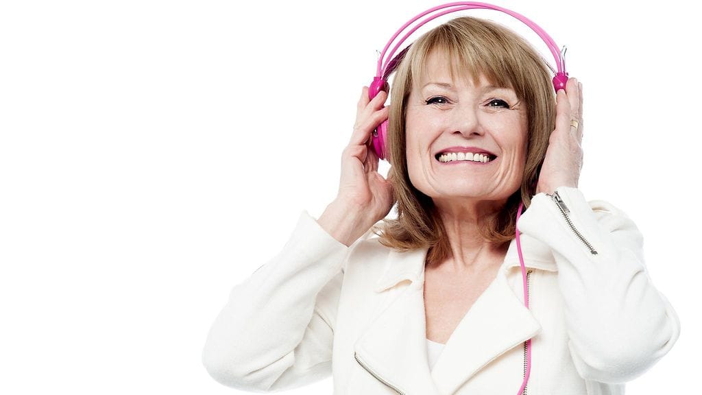 nainen_kuuntelee_musiikkia