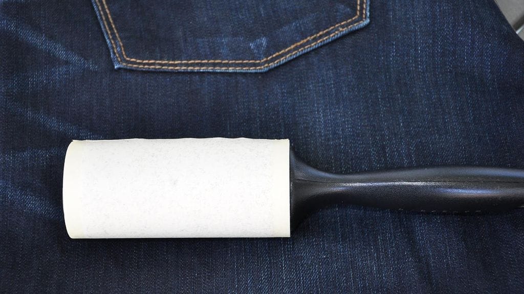 Teippiharjan avulla voit myös noukkia punkit vaatteilta.