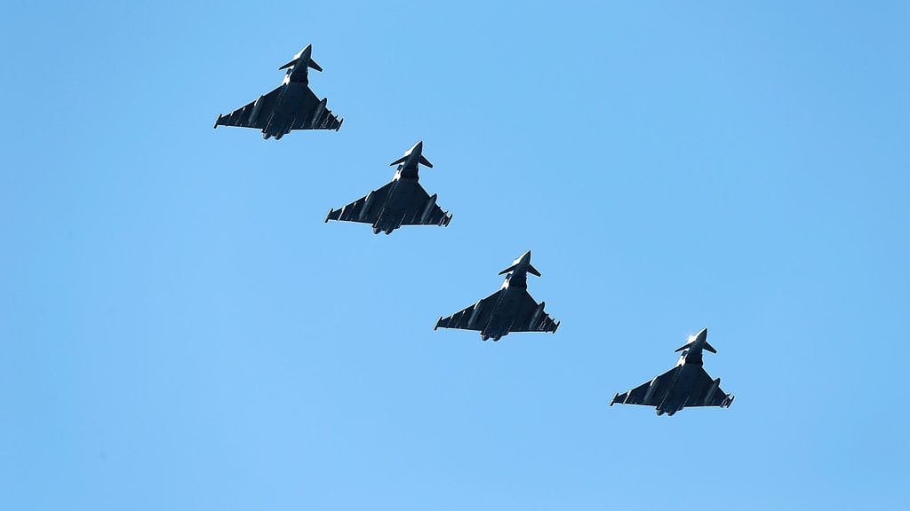 Norjan armeijan julkaisema kuva neljästä brittiläisestä Eurofighter-hävittäjästä saapumassa Bodøn lentotukikohtaan Naton sotaharjoituksen alla 25. toukokuuta 2015.