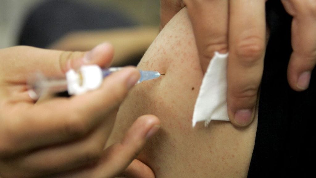 14 HUS:in työntekijää on saanut vahingossa hepatiittirokotteen influenssarokotteen sijaan. Tässä kuvassa mies saa B-hepatiittirokotuksen Postitalon Lääkäriaseman matkailuklinikalla Helsingissä.