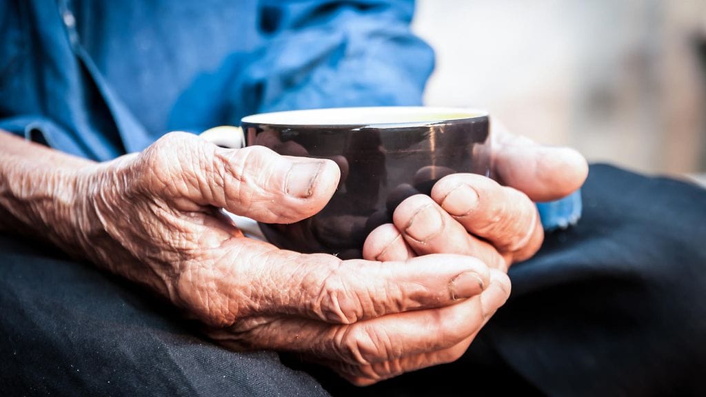 "Vaikka kahvilassa käyminen on itselleni täysin arkinen ja normaali asia, niin yksinäiselle ihmiselle se voi olla maailman isoin juttu."