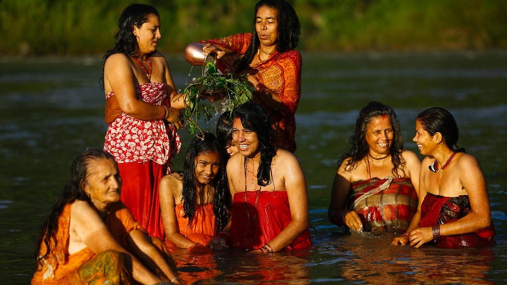 Nepalilaiset naiset puhdistavat itseään Rishi Panchami -juhlassa.