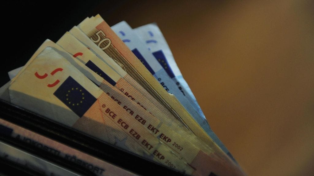 Euroalueella kasvun ennustetaan olevan tänä vuonna 1,7 prosenttia ja ensi vuonna 1,6 prosenttia.