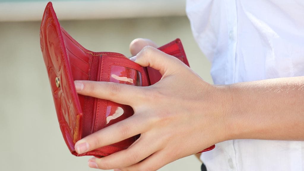 Lompakosta puuttui osa siellä ennen katoamista olleista korteista. Osa löytyi rikoksesta epäillyiltä naisilta.