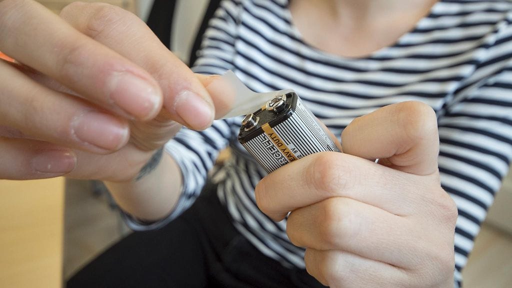 Teippaa käytetyt paristot.