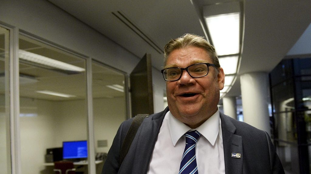 Timo Soini ei vaikuttanut innostuneelta avokonttorityöskentelystä.