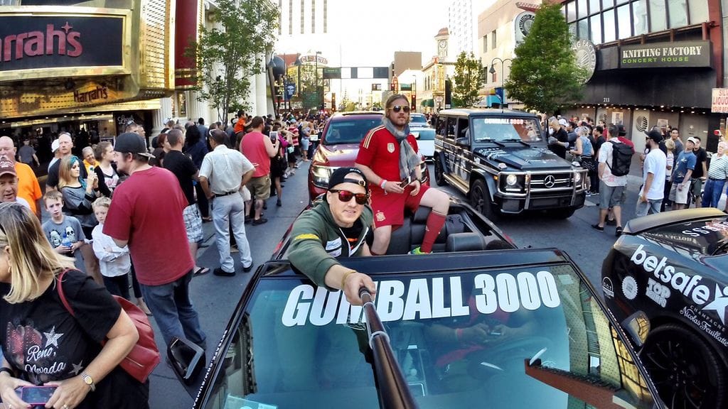 Suomen Gumball-tiimissä ovat vielä mukana Esko Seppänen (vas.), LeftFoot ja Musta Barbaari (etupenkillä).