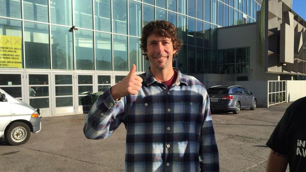 Travis Pastrana oli törmännyt itse Slashiin lentokoneessa, ja tämä oli pyytänyt hänet keikalleen.