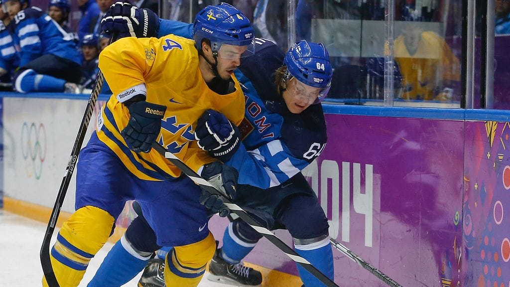 Mikael Granlund ja Niklas Hjalmarsson vääntämässä Sotshissa