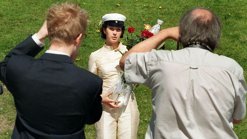 Tässä kuvassa tuoreen ylioppilaan kasvoille osuu isot varjot.