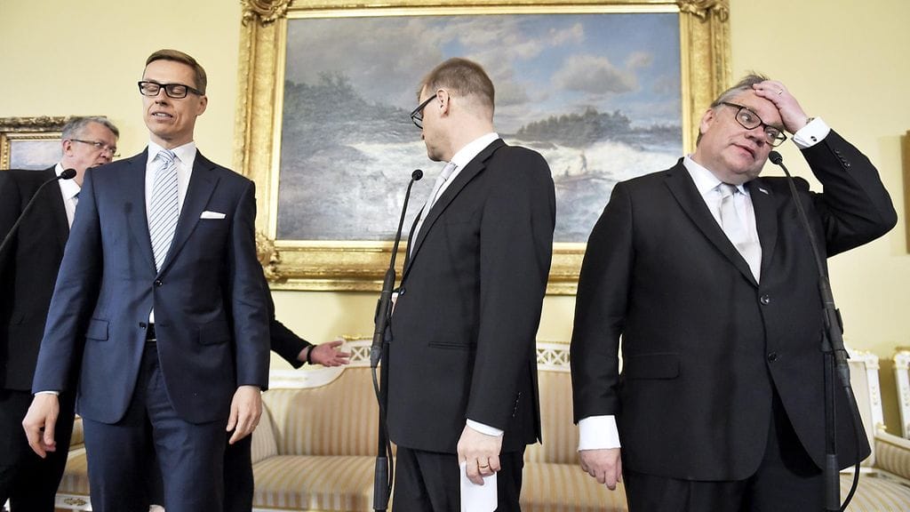 Hallituskolmikko ensimmäisessä tiedotustilaisuudessaan.