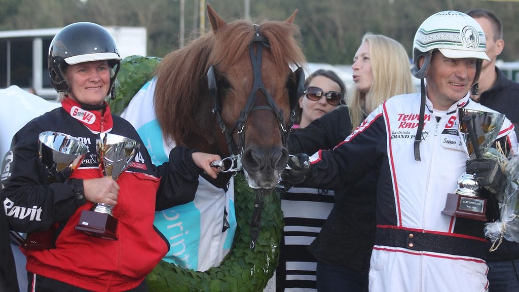 Juhlivatko hoitaja Maj-Len Påfs ja valmentaja-ohjastaja Seppo Sarkola Hullumiehen kanssa Mikkelin T76-päätöskohteen voittoa?