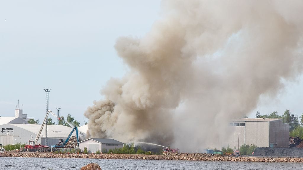 Haminan satamassa palaa suuri romukasa. Kuva: Mikko-Pekka Purho.